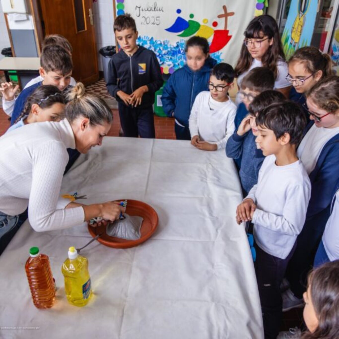 Alunos do 4.º ano da Escola de Nossa Senhora da Conceição aprendem como se formou a Ilha do Porto Santo